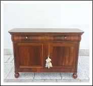 Credenza con la gola Luigi Filippo. 