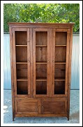 Vetrina , libreria di poca profondit&agrave; a 3 ante. 130lx33px206h