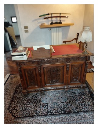 Scrivania in stile rinascimentale