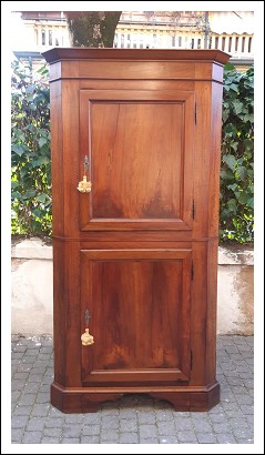 Angoliera cantonale antica emiliana in noce scantonata